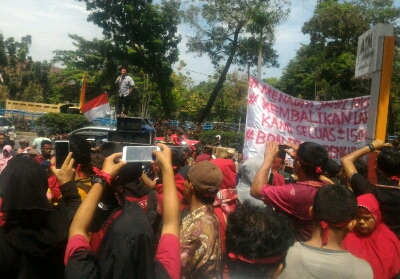 Tiba di Gedung DPRD Riau,Â Ratusan Massa Desa Koto Aman Dinanti Water Cannon Polisi Anti Huru HaraÂ 