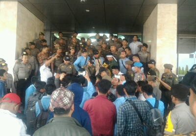 Sempat Bersitegang dan Adu Fisik, Ratusan BEM se-Riau Gruduk Kantor Gubernur