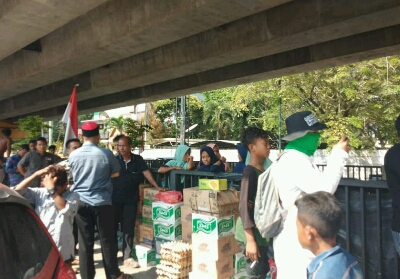 Prihatin, FPI dan Suporter PSPS Beri Bantuan MakananÂ  Masyarakat Koto Aman