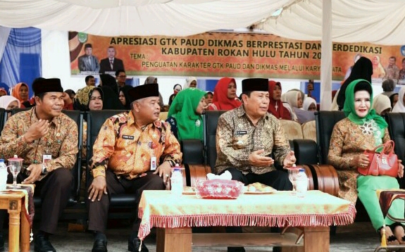 Bupati Rohul Apresiasi Guru TK dan PAUD Dikmas yang Berprestasi dan Berdedikasi
