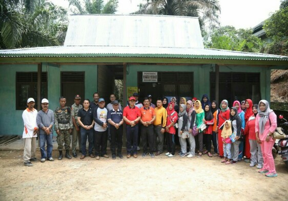 Sekda Rohul bersama Masyarakat Gotong Royong di Desa Air Panas 