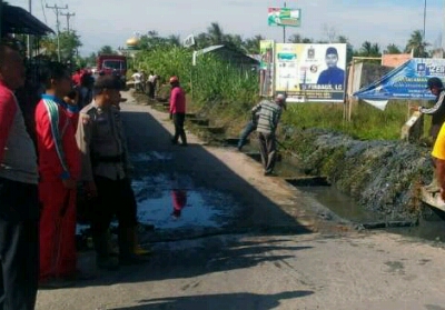 Jumat Bersih, DLH Rohil Goro bersama Upika Bangko