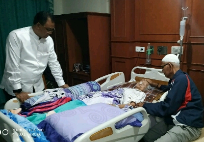 Bupati Rohil Suyatno Jenguk Ibunda di Rumah Sakit