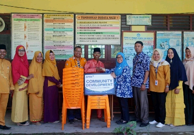 Bantuan Kursi dan Meja dari RAPP, Siswa SDN 06 Desa Sering Tak Lagi Lesehan di Kelas