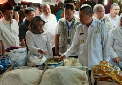 Harga Bawang Melambung,Â Gubri Tinjau Ketersediaan Sembako Jelang Ramadan