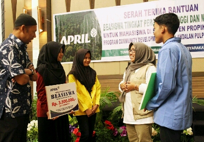 Tingkatkan Kualitas Pendidikan Mahasiswa Riau, RAPP Kembali Serahkan Beasiswa Pendidikan