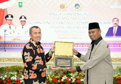 Kukuhkan FP2APTK Riau, Gubri: Semoga Semakin Giat Mengabdi pada Masyarakat