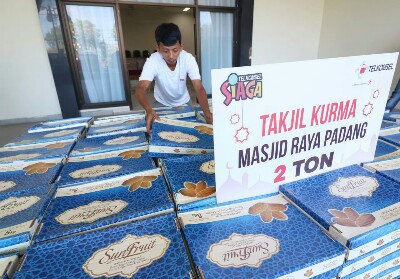 Telkomsel Serahkan Bantuan 24 Ton Kurma untuk 20 Masjid di Bulan Ramadan
