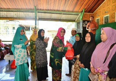 Tim PKK dan Dharma Wanita Riau Bagi-Bagi Sembako Gratis