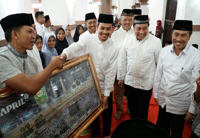 Disaksikan Gubri, PT RAPP Salurkan Bantuan untuk Anak Yatim, Dhuafa dan Masjid di Siak