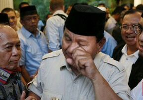Jenguk dan Usap Dada Relawan, Prabowo Minta Bersabar dan Hindari Kekerasan