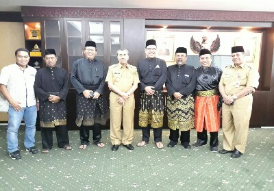 LAMR Serahkan Dua Dokumen untuk Kemajuan Melayu kepada Gubri