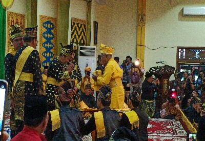 Dihadiri Utusan Moeldoko, Gubri dan Wagubri Resmi Sandang Gelar Adat dari LAM Riau