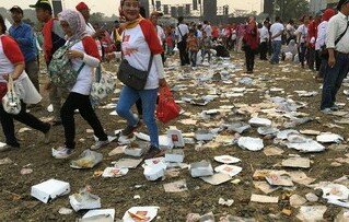 Ajakan MC Tak Digubris, Sampah Kotak Makanan Berserakan di Acara Syukuran Nasional Jokowi