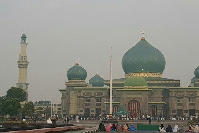 Perayaan Idul Adha di Pekanbaru Diwarnai Kabut Asap dan Bau Menyengat
