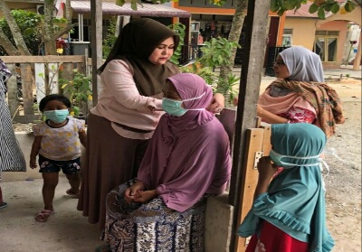  Khawatir Balita dan Lansia Terpapar Polusi Asap, Anggota DPRD Riau Eva Yuliana Bagikan 5.000 Masker