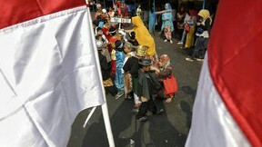 Warga Kibarkan Bendera Bertuliskan 