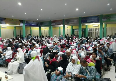 Tiba Dini Hari, Gubri Sambut 443 Jemaah Haji Riau