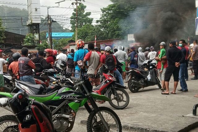 Mencekam, Massa Blokade Sejumlah Jalan Utama Monokwari, Transportasi Lumpuh