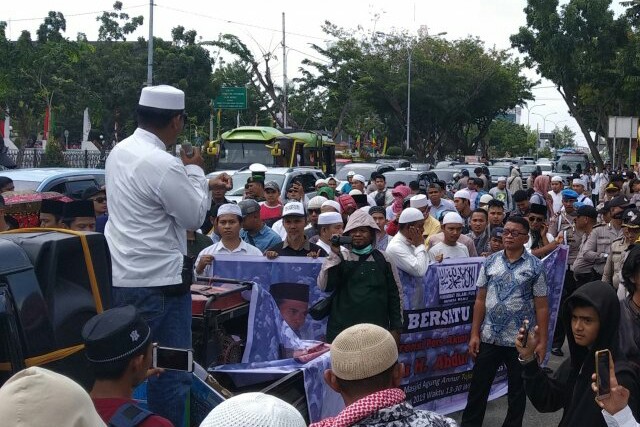 Bela UAS, Ratusan Umat Muslim Gelar Aksi Damai di Mapolda Riau