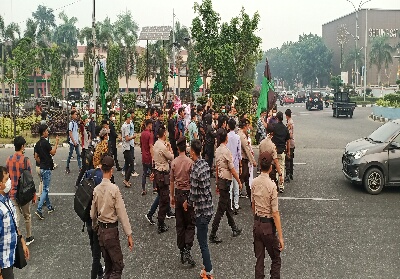 Aksi HMI MPO Sempat Blokade Jalan Sudirman