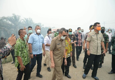 Kenakan Masker Biasa, Gubri Tinjau Lokasi Karhutla di Pelalawan