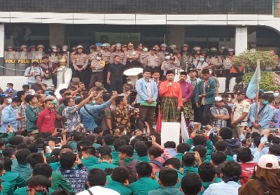 Temui Mahasiswa,Â Gubri Janji Bekukan Izin Lingkungan Sementara Perusahaan Pembakar Lahan