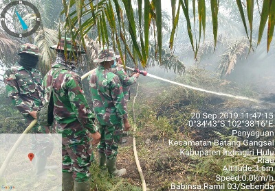 17 Haktar Lahan Terbakar di Penyaguan, Tim 8 Sub Satgas Gab II  Kodim Inhu Kesulitan Padamkan Api