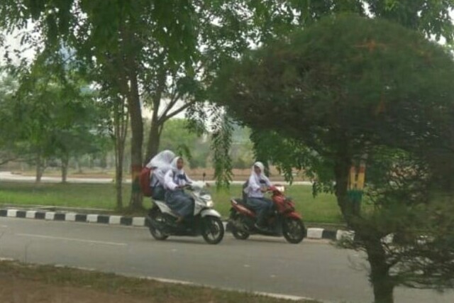 Siswa Mulai Sekolah Kembali di Siak, Hujan Sudah Turun