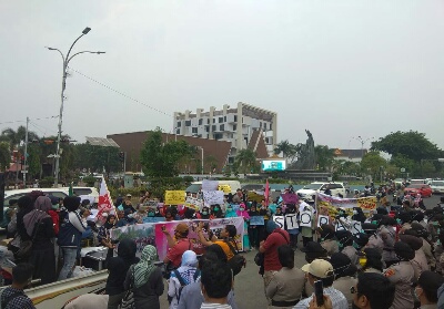 Dapur Rumah Terganggu karena Suami ISPA, Emak-emak Geruduk KantorÂ Gubernur Riau