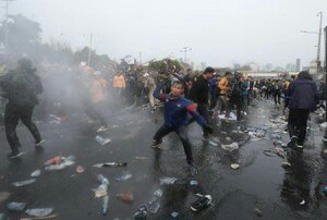 Dipukul Mundur dengan Gas Air Mata, Mahasiswa Lawan dengan Lagu Indonesia Raya