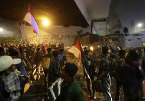 Usai Bentrok dengan Aparat Sejumlah Mahasiswa Dilarikan ke Rumah Sakit