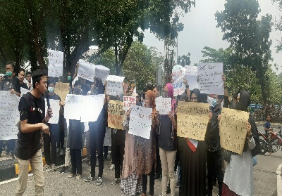 Tolak UU KPK dan RKUHP, Massa Demonstrasi di DPRD Riau