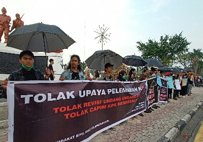 Gelar Aksi Damai,Â Kamisan Pekanbaru Suarakan Tolak RUU KPK dan RKUHP