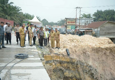 Gubri Syamsuar Tinjau Bahu Jalan Nasional Kilometer 70 Kandis - Duri yang Runtuh