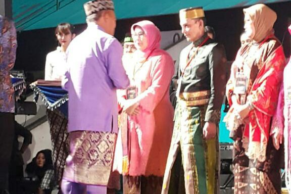 Diterima Istri, Almarhum Tenas Effendi Dapat Lencana EmasÂ 