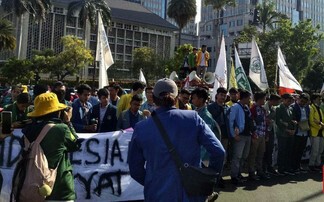 Terhalang Kawat Berduri, Massa BEM SI Tertahan di Patung Kuda 