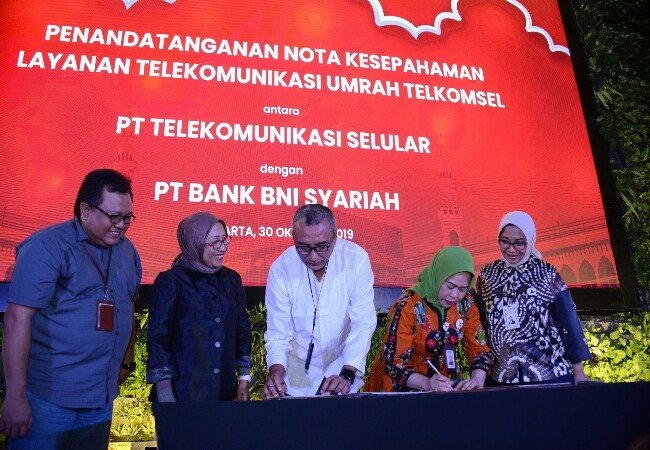 Teman Perjalanan Ibadah Jamaah di Tanah Suci, Telkomsel Gelar â€œTelkomsel Umrah Fairâ€ 13 Kota