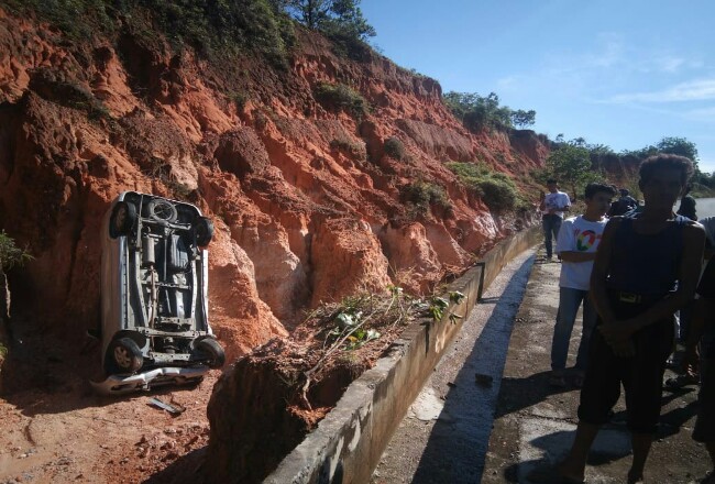 Elakkan Lubang di Badan Jalan, Mobil Xenia Terjun dari Tebing Jalan Lingkar Bangkinang