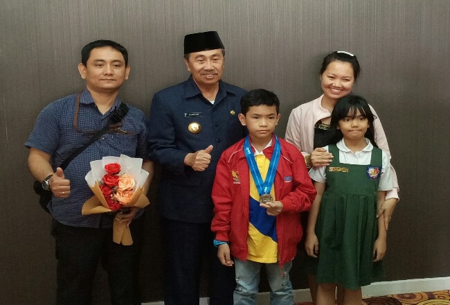 Raih Perak di IMSO Vietnam, Gubri Sambut Kedatangan Siswa Berprestasi