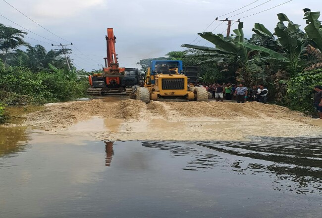 Jalan Lintas Rengat-Tembilahan Sudah Bisa Dilewati, Kecuali Kendaraan Tonase Besar