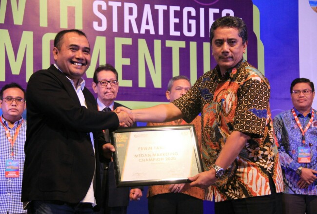 Erwin Tanjung Raih Award Industry Marketing Champion Kota Medan 2020