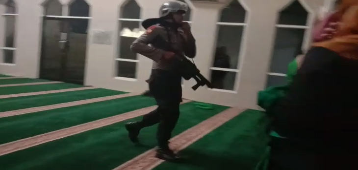 Ditahan 14 Hari, Polisi Yang Masuk Mesjid Dengan Sepatu di Makassar