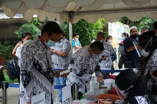 Ribuan Guru di Pekanbaru Batal Disuntik Vaksin COVID-19 