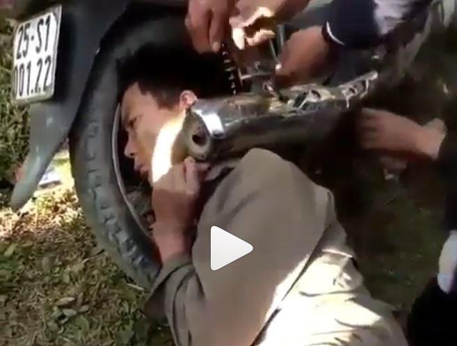 Viral, Kepala si Bapak Kejepit di Kenalpot Motor 