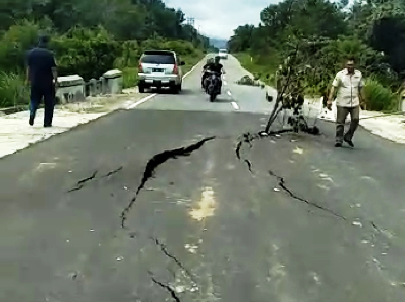 Jalan Batu Bersurat-Muara Takus Kembali Retak-retak Sepanjang 50 Meter