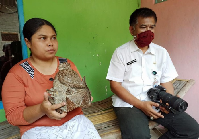 Pria di Blitar Temukan Mahkota Logam Usai Istrinya Mimpi Dikerubungi Ular 