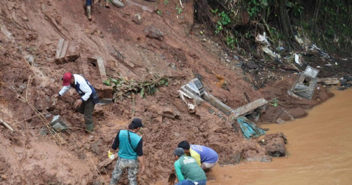 Mengerikan!! TPU Cikutra Bandung Longsor, Jenazah Terlihat Menjuntai