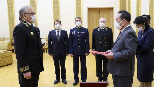 Putin Berikan Medali Perang Dunia II kepada Kim Jong Un 