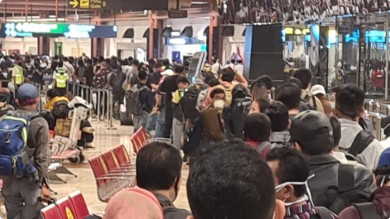 Antrean Penumpang di Terminal 2 Soetta, Tak Ada Social Distancing